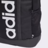 Detalle del bolsillo frontal oculto con cremallera de la mochila adidas Linear Essentials negra.