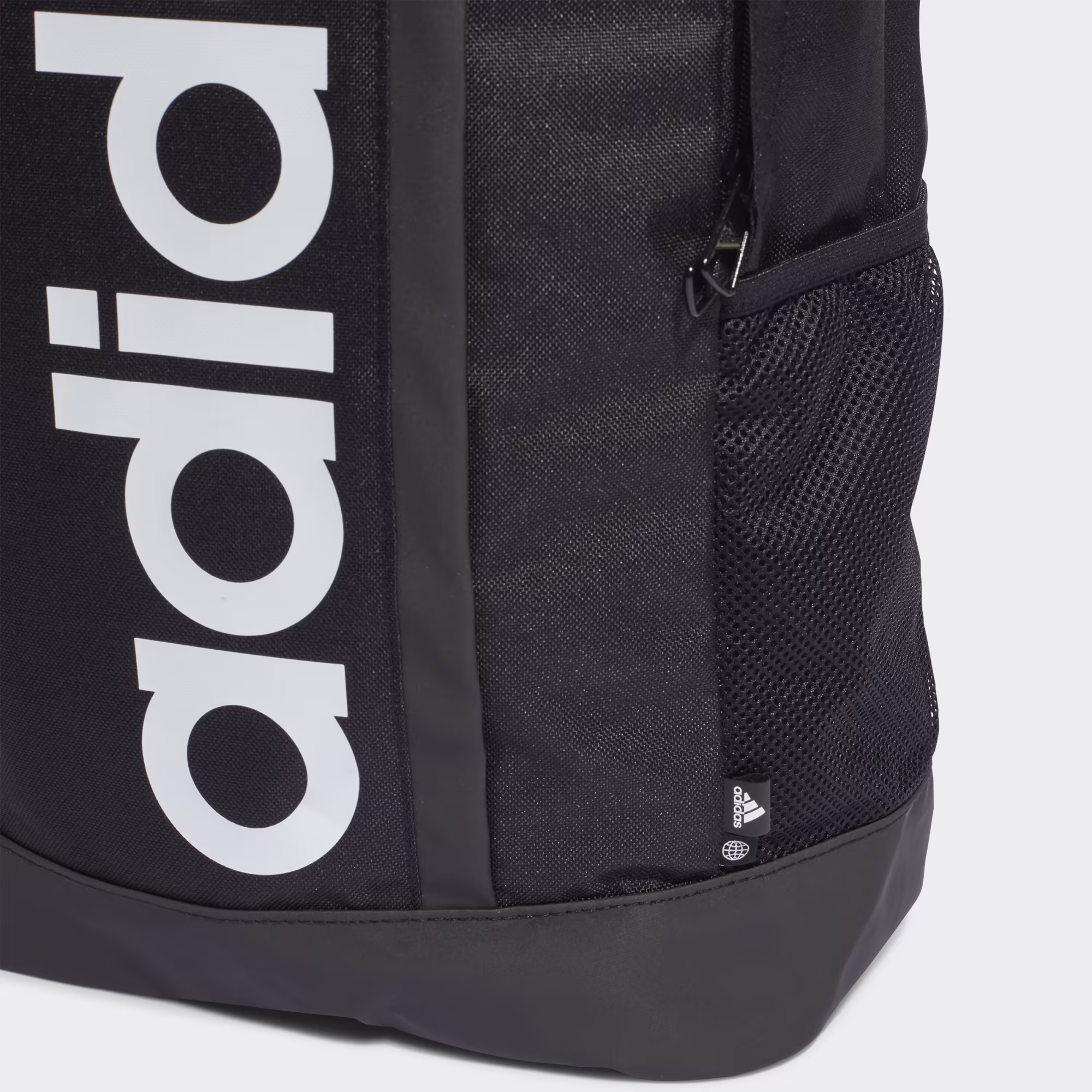 Detalle del bolsillo frontal oculto con cremallera de la mochila adidas Linear Essentials negra.