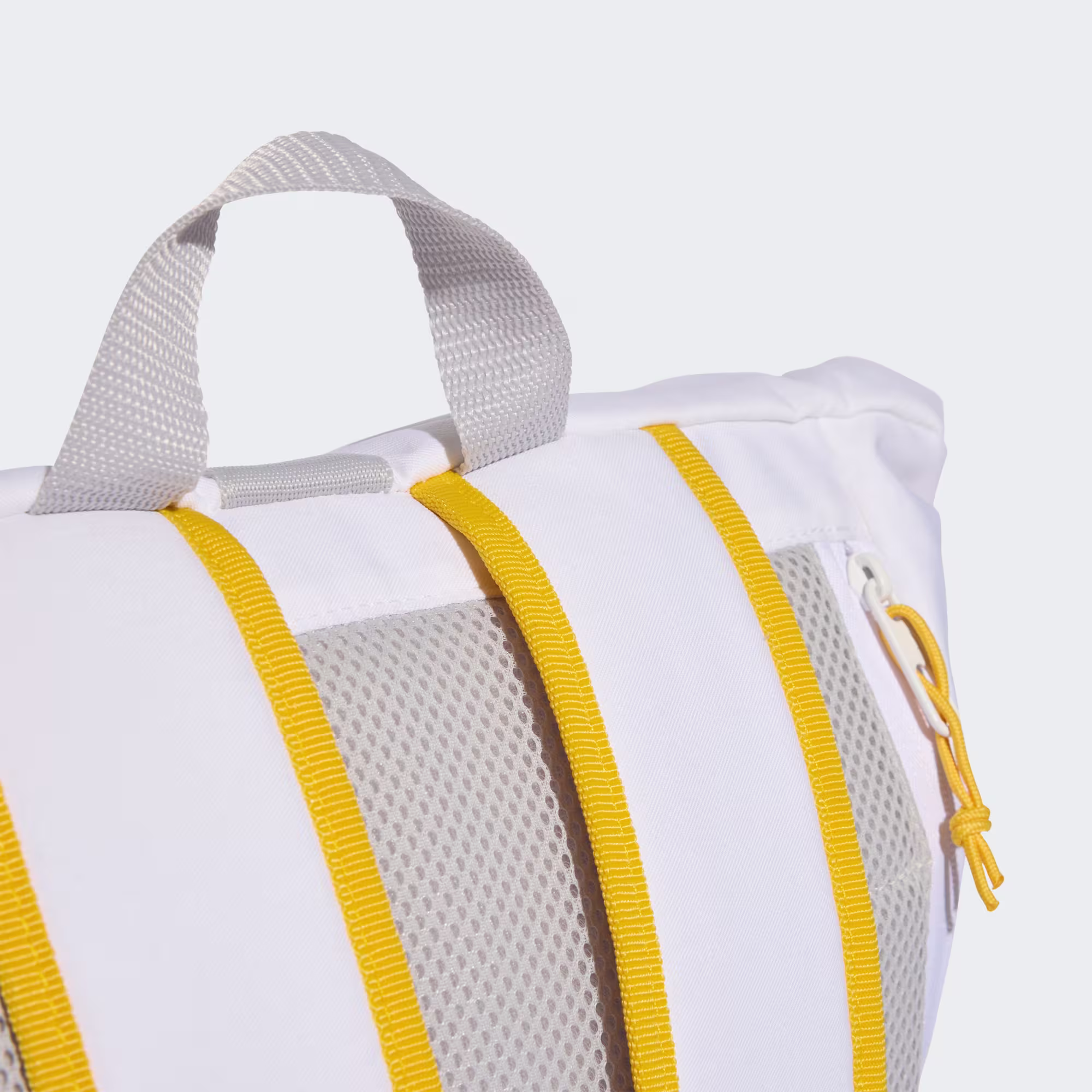 Detalle correas acolchadas mochila adidas Real Madrid blanca