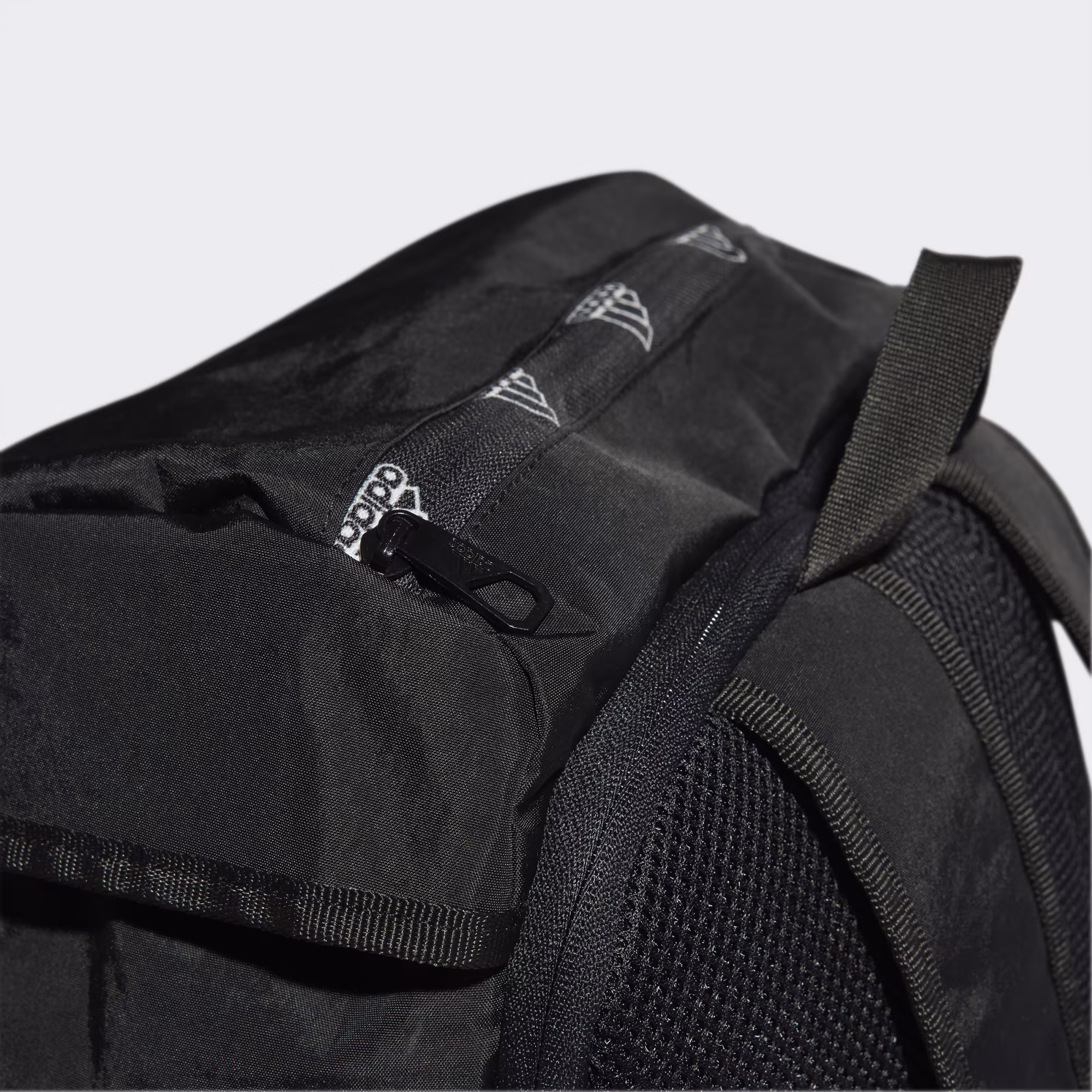 Detalle del bolsillo superior con cremallera de la mochila Adidas 4ATHLTS Camper