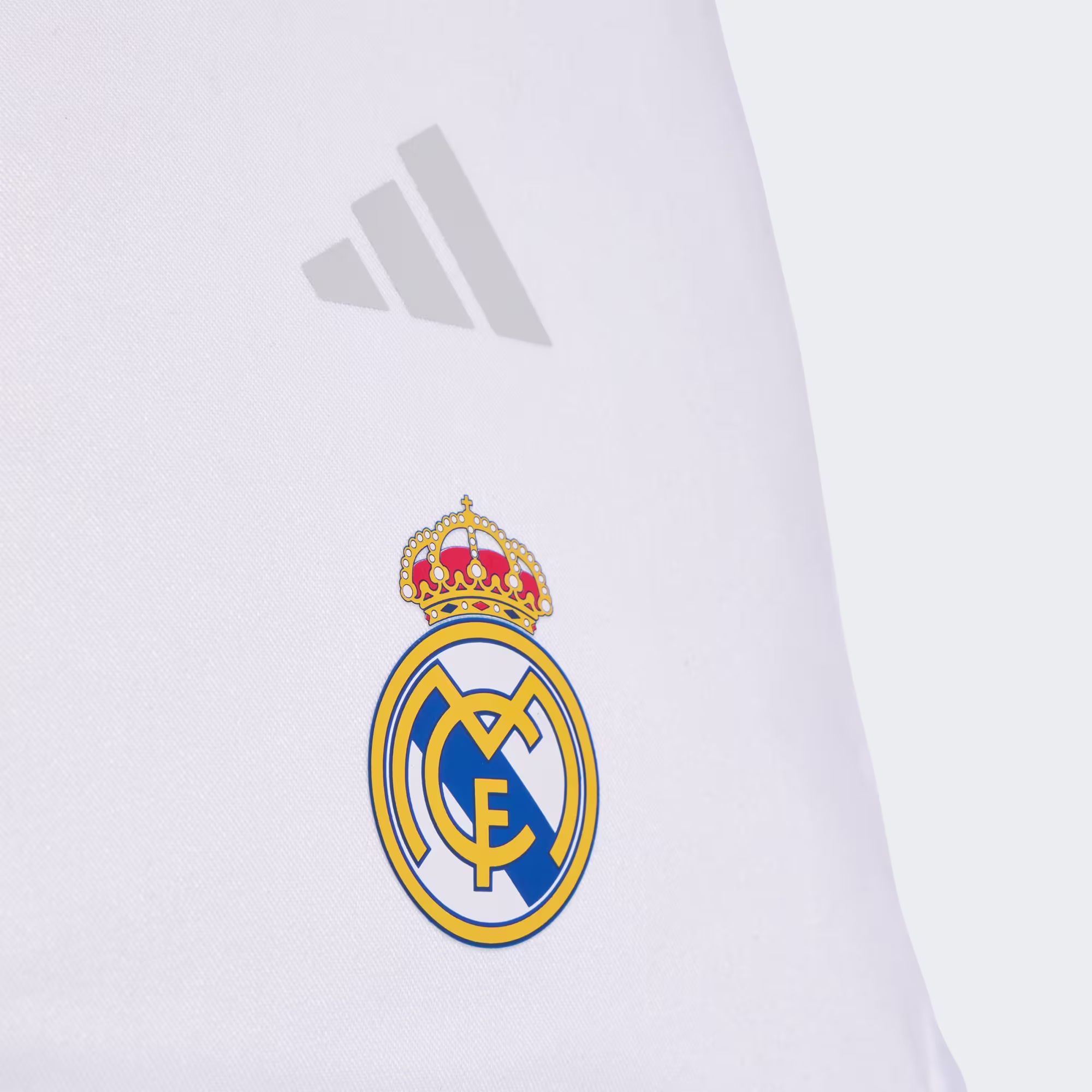 Detalle escudo oficial Real Madrid mochila adidas blanca original