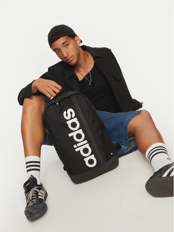 Etiqueta original de la mochila adidas Linear Essentials HT4746 con referencia oficial del fabricante.