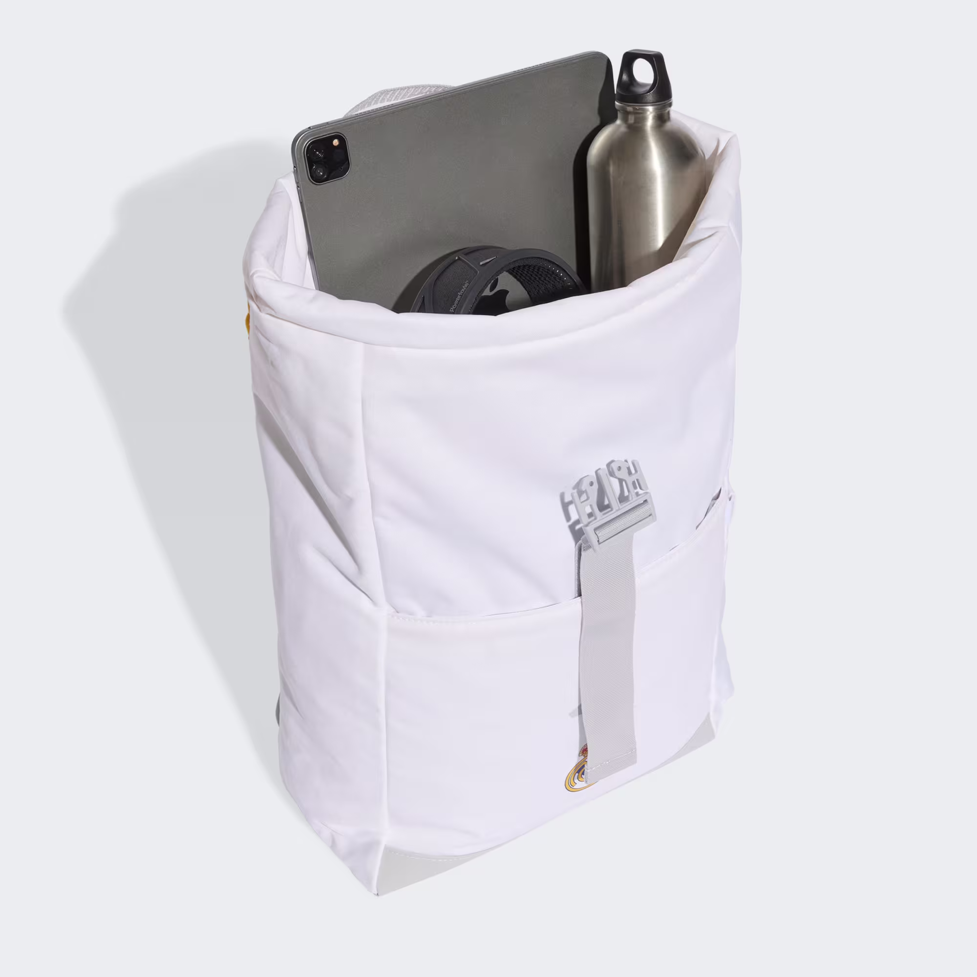 Interior mochila adidas Real Madrid con portátil tablet botella y accesorios