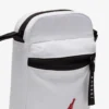 Bolso bandolera Jordan Airborne Festival blanco detalle bolsillo frontal con cremallera y Jumpman rojo