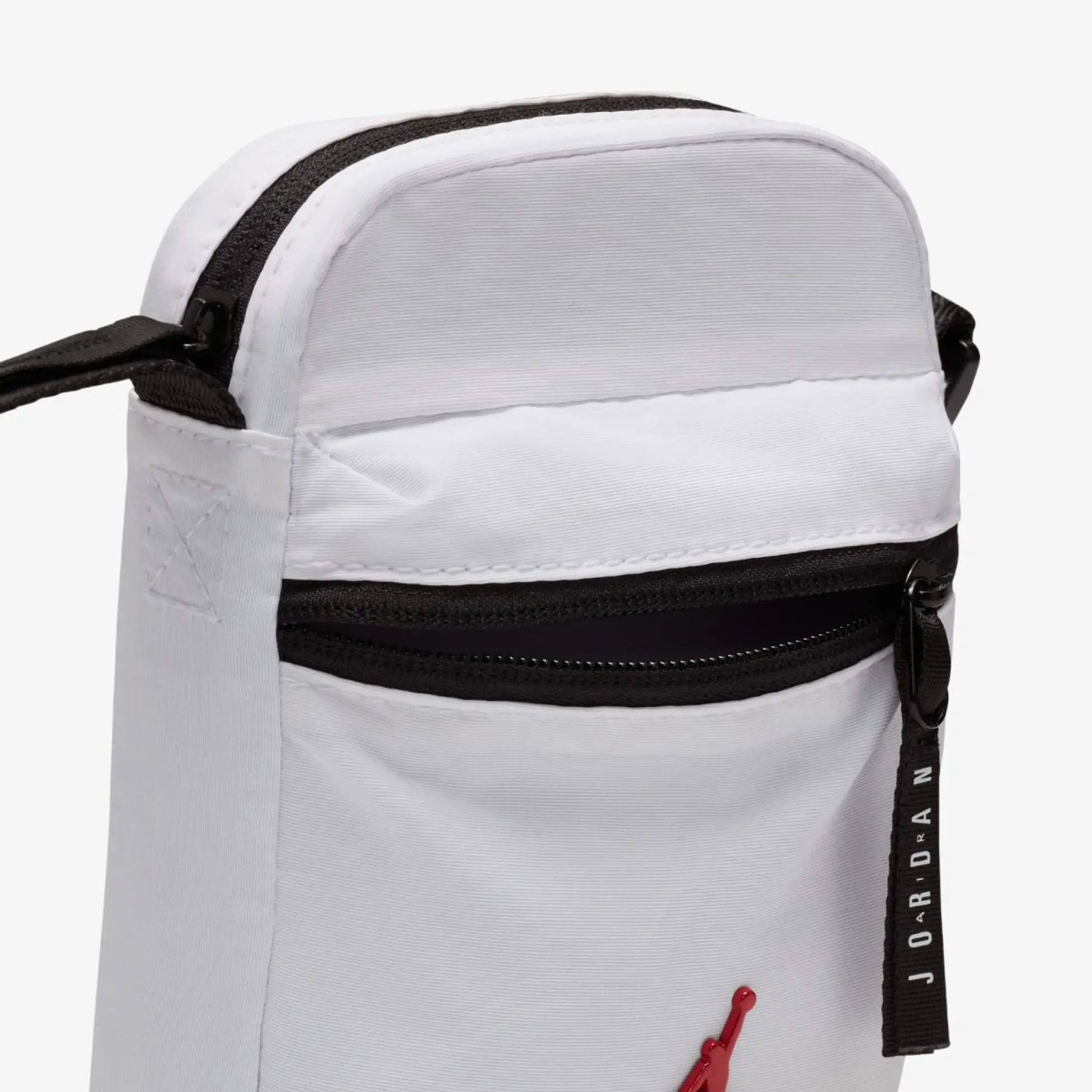 Bolso bandolera Jordan Airborne Festival blanco detalle bolsillo frontal con cremallera y Jumpman rojo