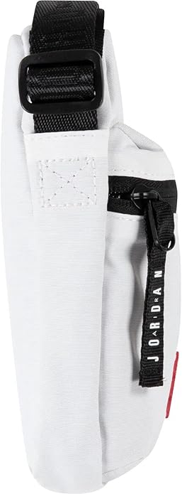 Detalle lateral bolso Jordan Airborne Festival blanco con bolsillo frontal cremallera y correa negra