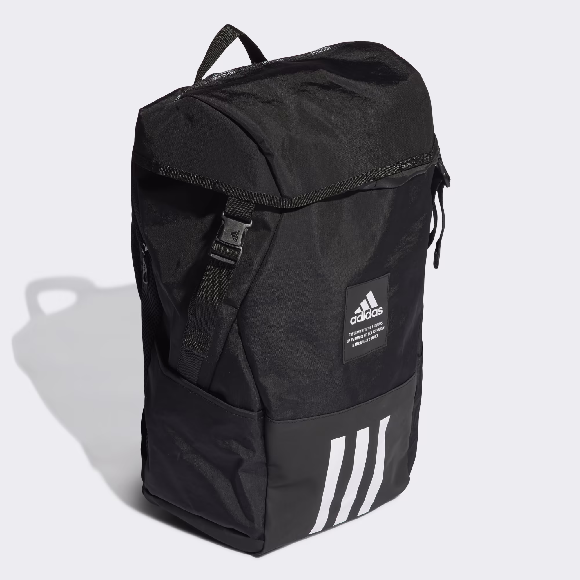 Vista lateral de la mochila Adidas 4ATHLTS Camper negra con cierre mediante hebillas