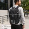 Hombre de 35 años utilizando la mochila Adidas 4ATHLTS Camper Negra HC7269 durante un desplazamiento urbano con la mochila colocada sobre la espalda.