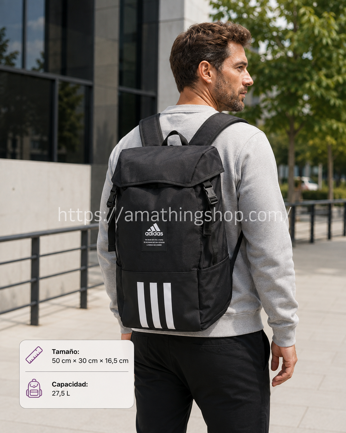 Hombre de 35 años utilizando la mochila Adidas 4ATHLTS Camper Negra HC7269 durante un desplazamiento urbano con la mochila colocada sobre la espalda.