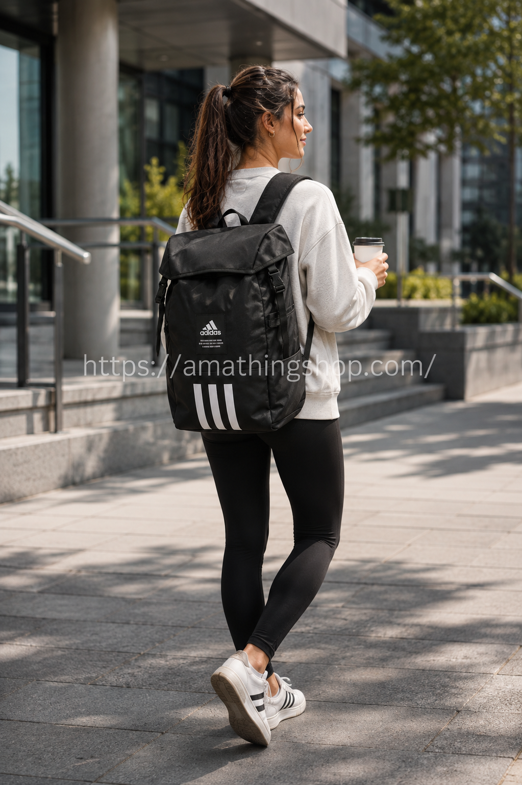 Mujer de 30 años utilizando la mochila Adidas 4ATHLTS Camper Negra HC7269 durante un paseo urbano con la mochila colocada en la espalda.