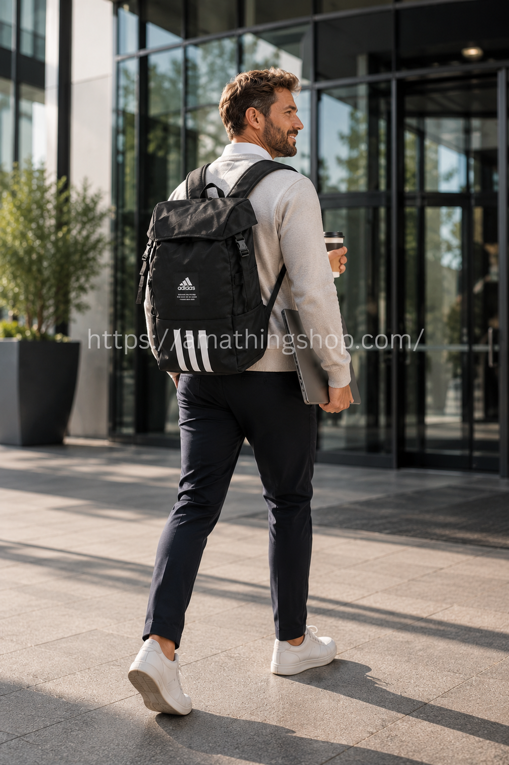 Hombre profesional llevando la mochila Adidas 4ATHLTS Camper Negra HC7269 con portátil en la mano mientras se dirige a la oficina.