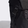 Mochila Adidas 4ATHLTS Camper negra vista en perspectiva mostrando su diseño deportivo