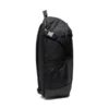 Viajero utilizando la mochila Adidas Power JZ2308 negra en un aeropuerto con maleta de cabina