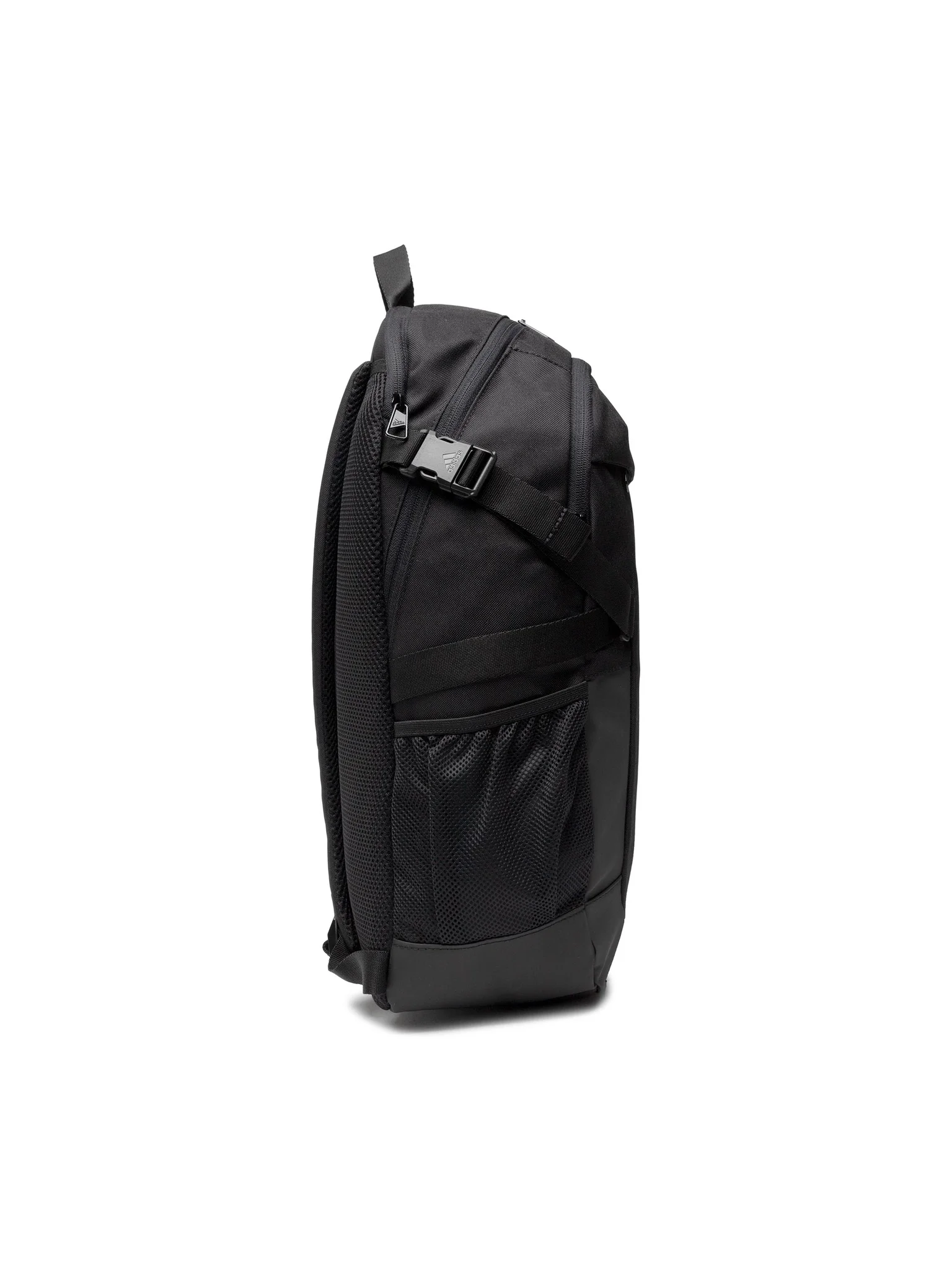 Viajero utilizando la mochila Adidas Power JZ2308 negra en un aeropuerto con maleta de cabina