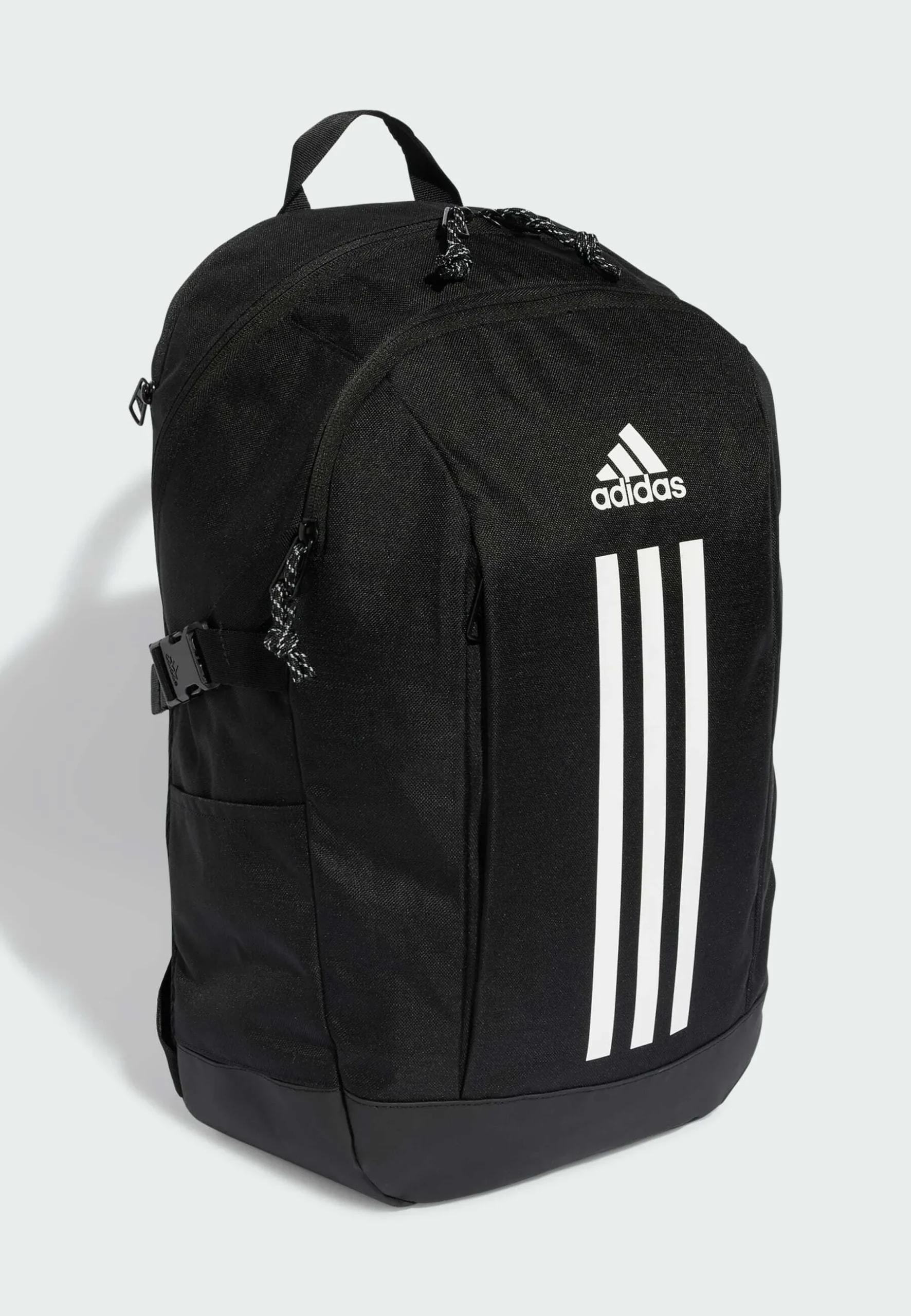 Mochila Adidas Power JZ2308 negra junto a portátil, cuadernos y material de oficina sobre un escritorio moderno