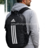 Hombre de 38 años usando mochila Adidas Power VI negra unisex para gimnasio, universidad, trabajo y viajes urbanos