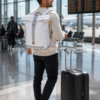 Hombre de 35 años usando mochila Adidas Real Madrid blanca original JN4150 en un aeropuerto durante un viaje