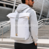Hombre de 35 años llevando la mochila Adidas Real Madrid blanca original con cierre enrollable y gran capacidad para universidad, trabajo y viajes