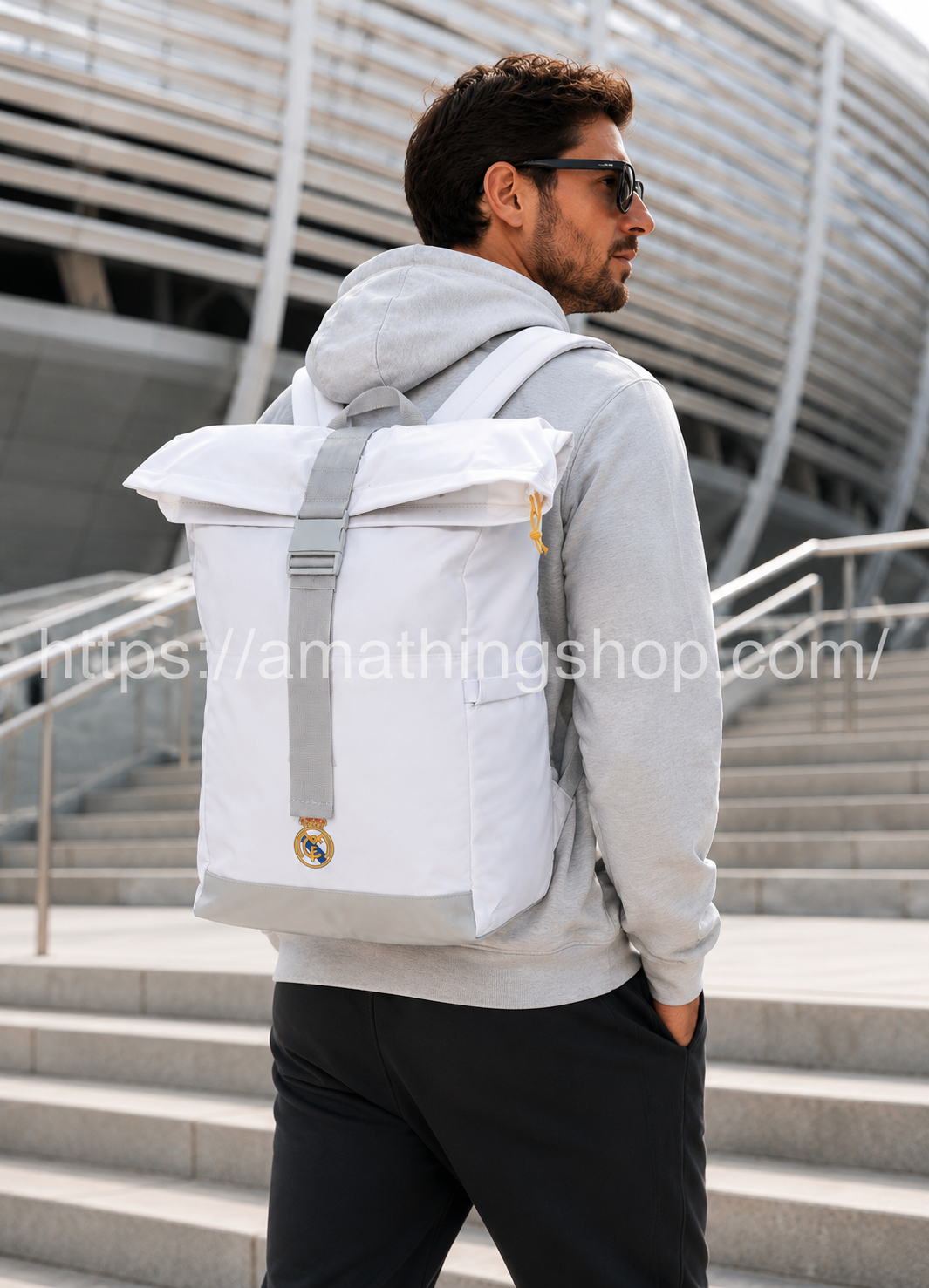 Hombre de 35 años llevando la mochila Adidas Real Madrid blanca original con cierre enrollable y gran capacidad para universidad, trabajo y viajes