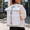 Mujer de 32 años utilizando mochila adidas Real Madrid blanca original JN4150 de gran capacidad para universidad, trabajo, gimnasio y uso diario.
