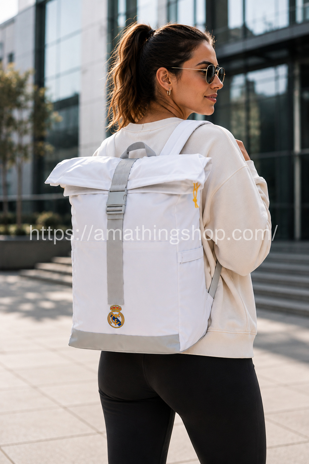 Mujer de 32 años utilizando mochila adidas Real Madrid blanca original JN4150 de gran capacidad para universidad, trabajo, gimnasio y uso diario.
