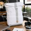 Mujer llevando mochila adidas Real Madrid blanca oficial JN4150 con diseño roll top y gran capacidad para uso diario.