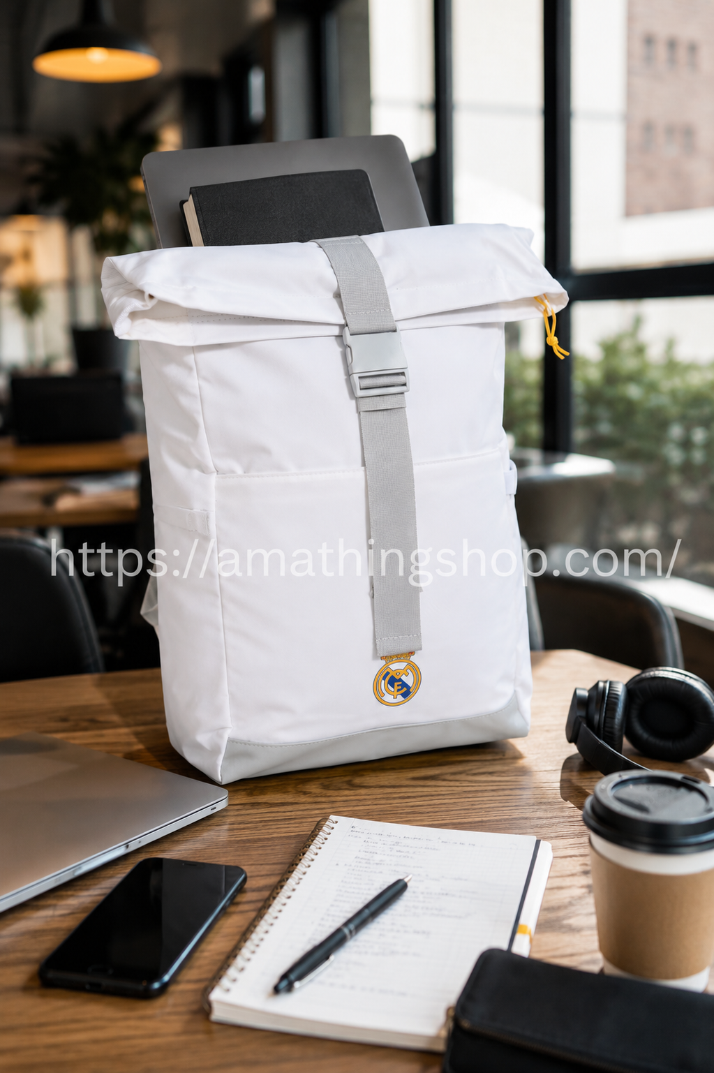 Mujer llevando mochila adidas Real Madrid blanca oficial JN4150 con diseño roll top y gran capacidad para uso diario.