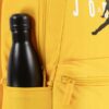 Bolsillo lateral mochila Jordan amarilla con botella reutilizable