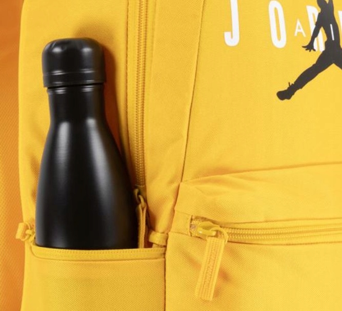 Bolsillo lateral mochila Jordan amarilla con botella reutilizable