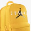 Detalle frontal mochila Jordan amarilla con logo Jumpman negro