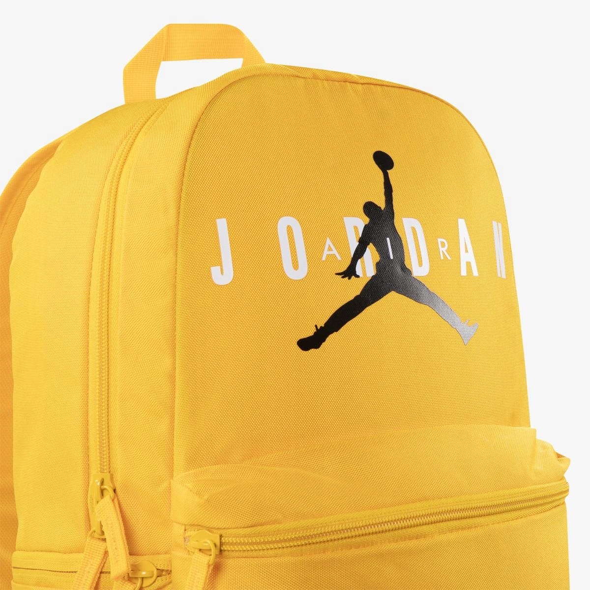 Detalle frontal mochila Jordan amarilla con logo Jumpman negro