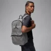Hombre llevando mochila Jordan HBR Eco gris