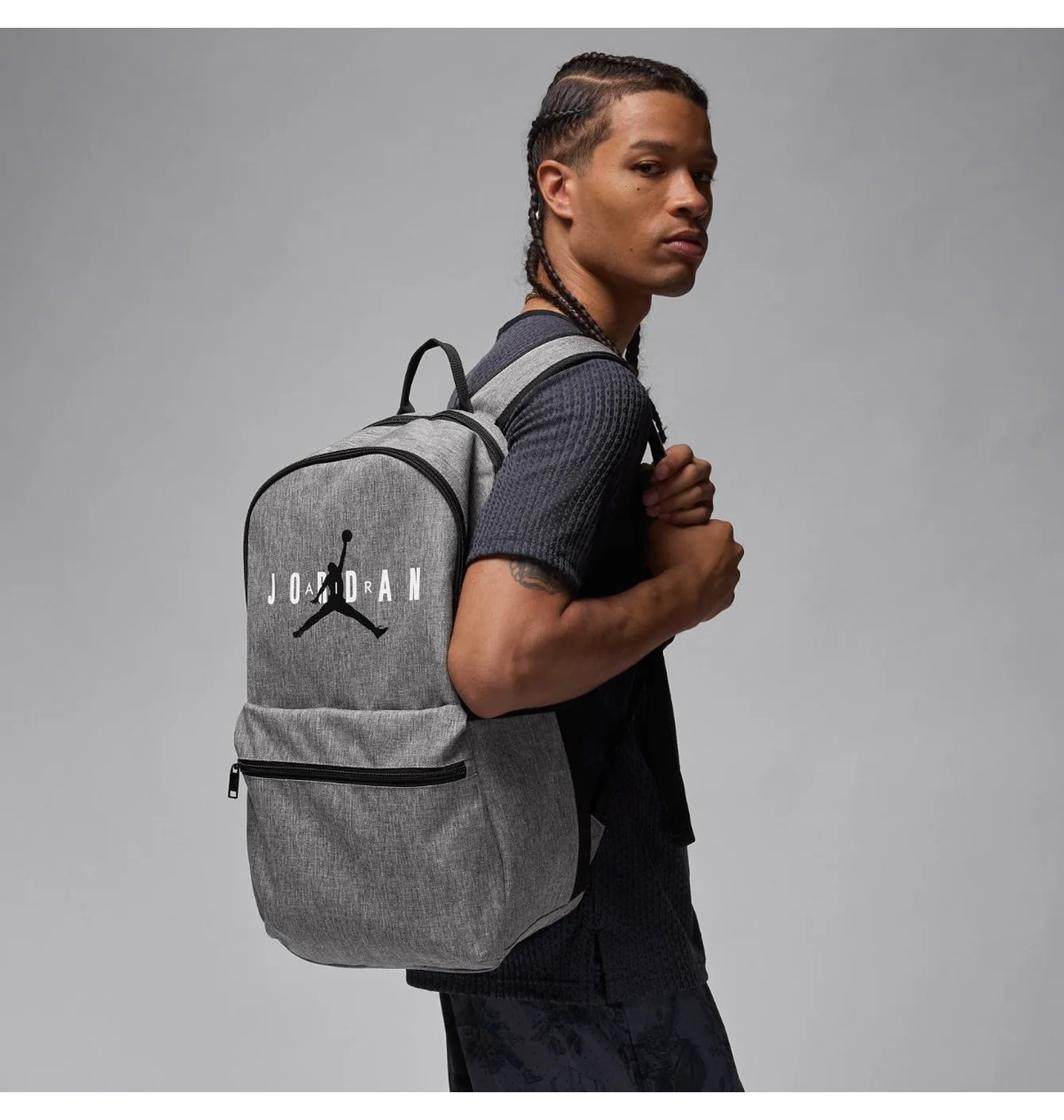 Hombre llevando mochila Jordan HBR Eco gris