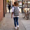 Mujer con mochila Jordan gris HBR Eco en ciudad