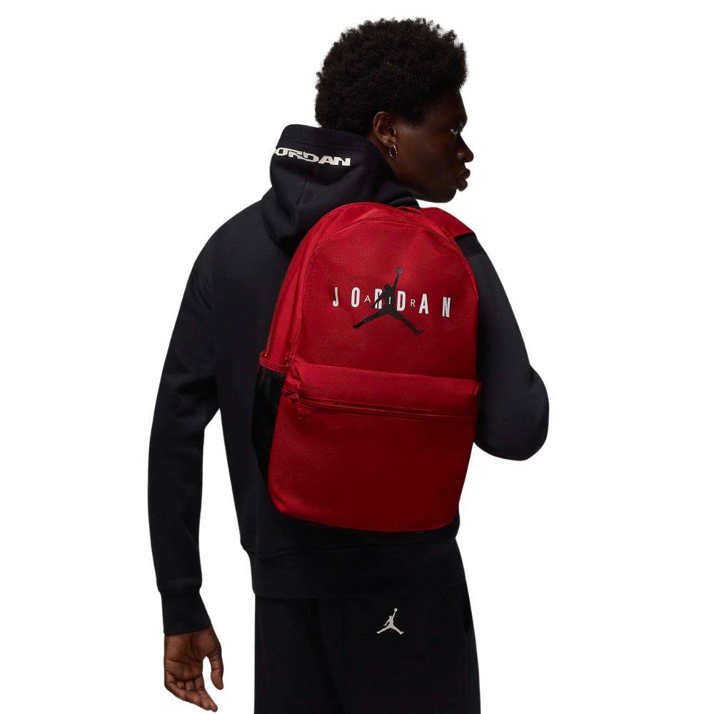 Hombre llevando mochila Jordan roja Jam HBR Gym Red