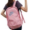 Mujer llevando mochila Nike Air Hayward rosa salmón de tamaño grande