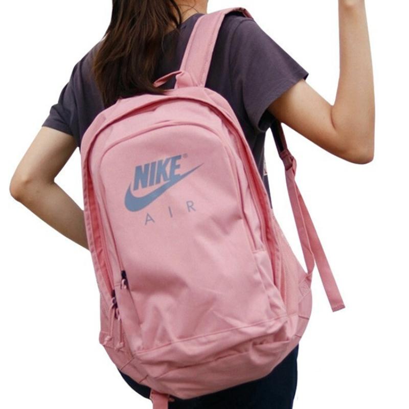 Mujer llevando mochila Nike Air Hayward rosa salmón de tamaño grande