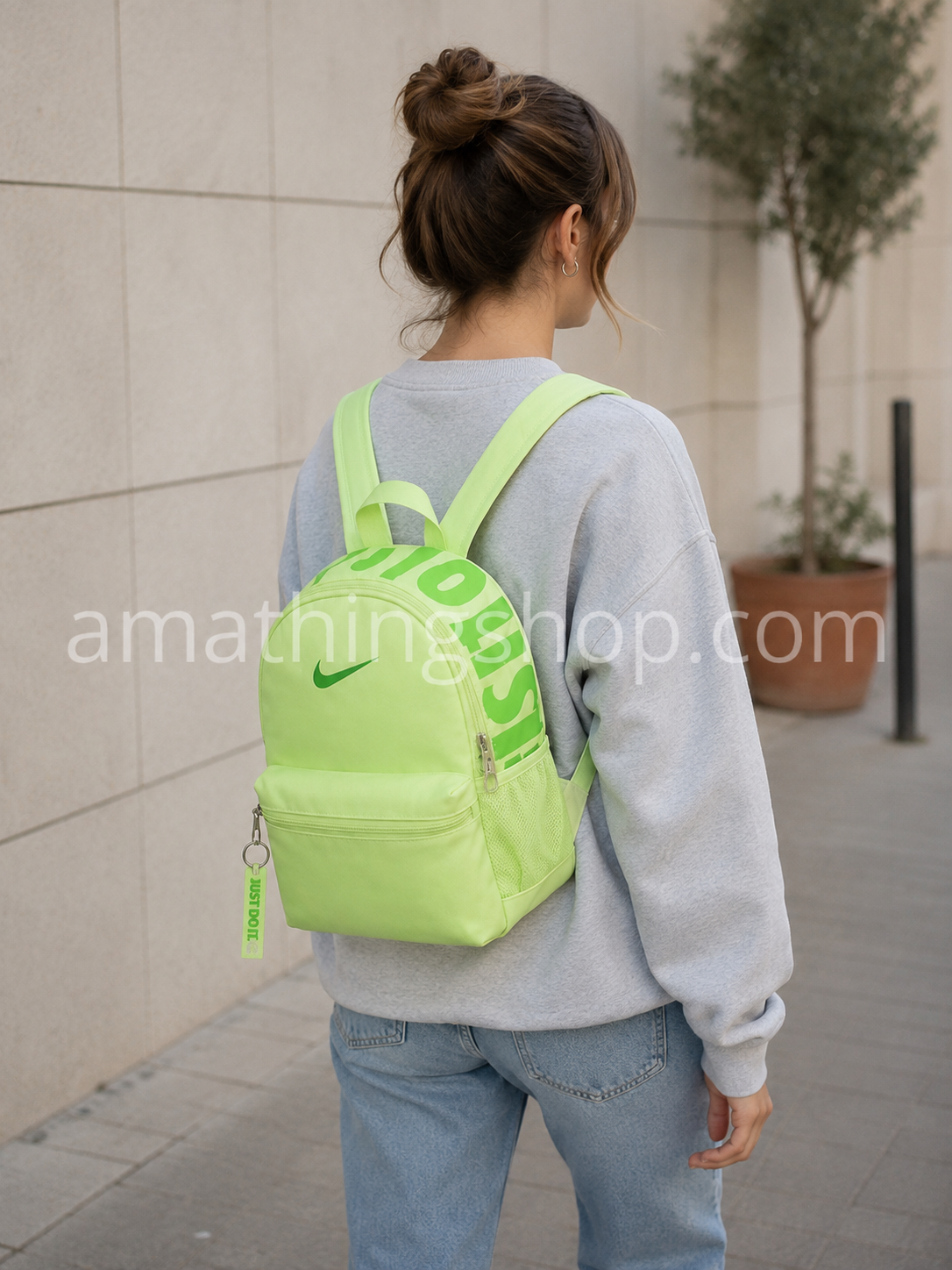 Mochila Nike Brasilia JDI Mini Verde 11L para Mujer Mujer con mochila Nike Brasilia JDI Mini verde 11L DR6091-360