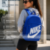 Mochila Nike Elemental 20L azul puesta mostrando capacidad, bolsillos y correas ajustables
