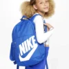 Mochila Nike Elemental 20L azul llevada a la espalda en contexto juvenil