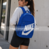 Mujer joven llevando mochila Nike Elemental 20L azul DR6084-480 a la espalda