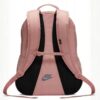 Parte trasera mochila Nike rosa con tirantes acolchados y ajustables