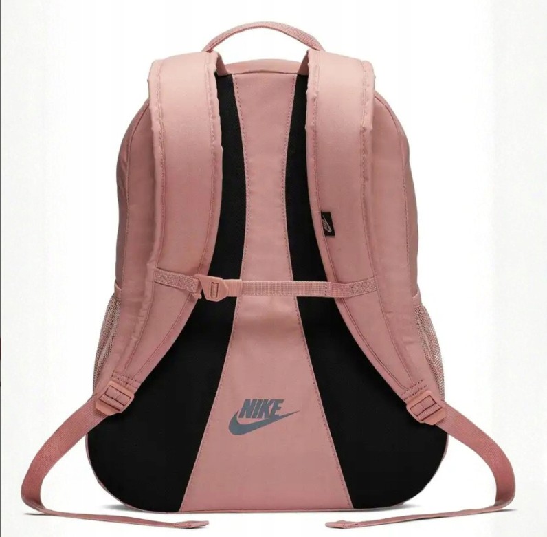 Parte trasera mochila Nike rosa con tirantes acolchados y ajustables
