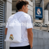 Hombre usando mochila saco adidas Real Madrid blanca JX3188