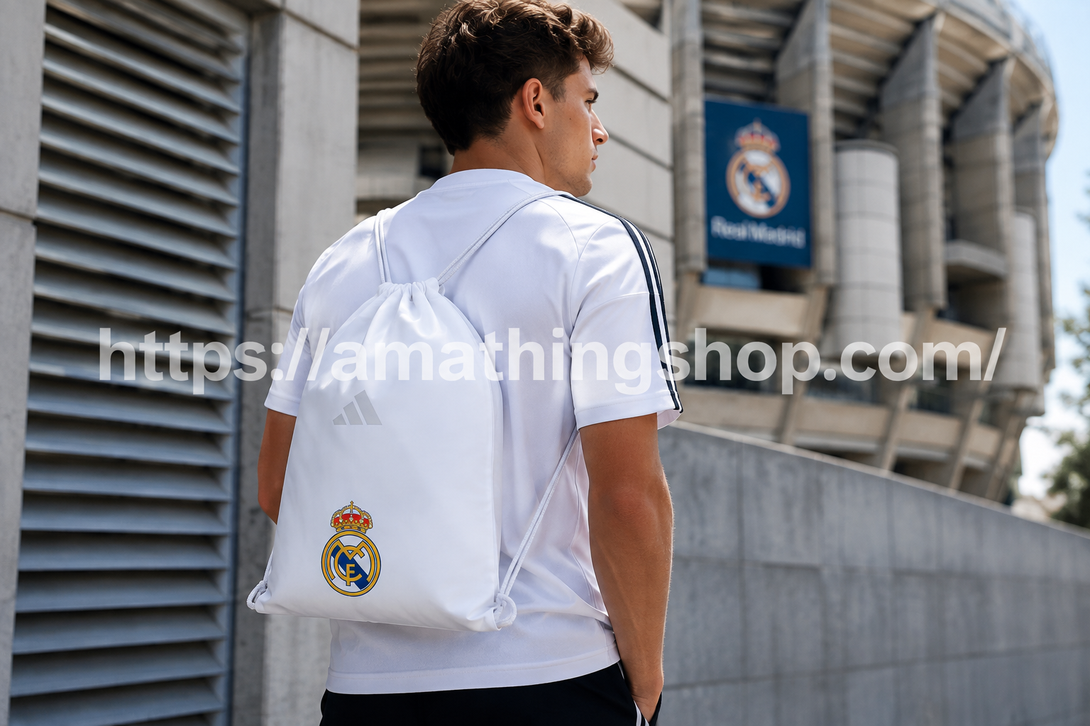 Hombre usando mochila saco adidas Real Madrid blanca JX3188