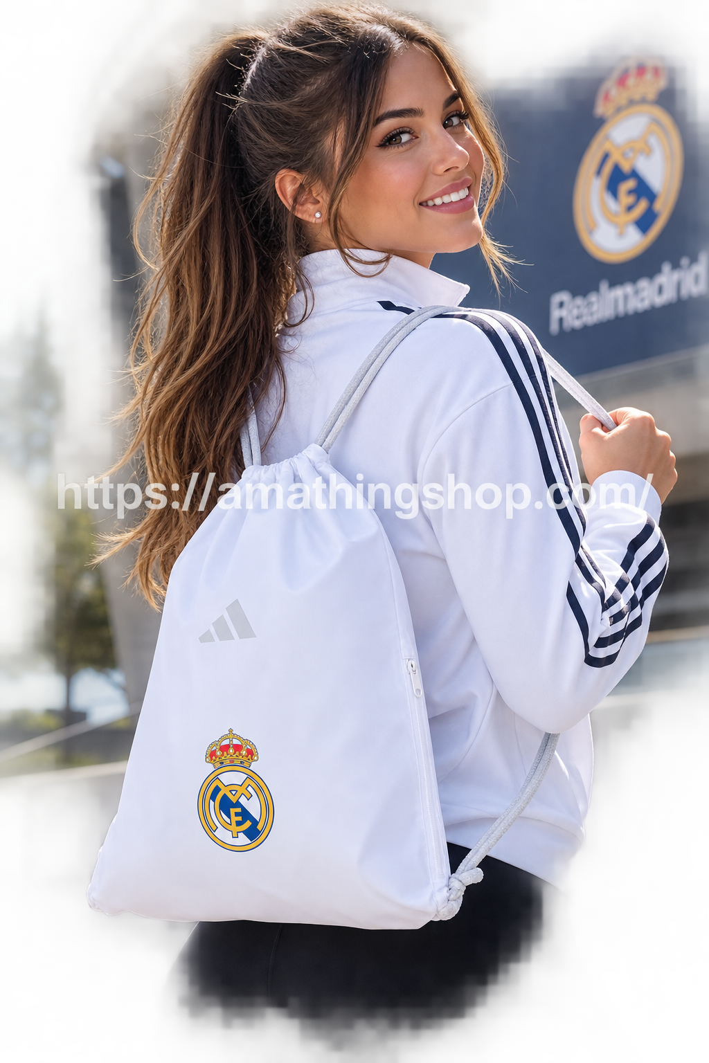 Mujer con mochila saco Real Madrid adidas blanca JX3188 para gimnasio y uso diario