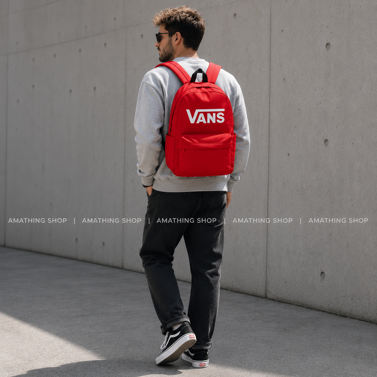 Hombre con mochila Vans Old Skool Print roja Racing Red de 22 litros