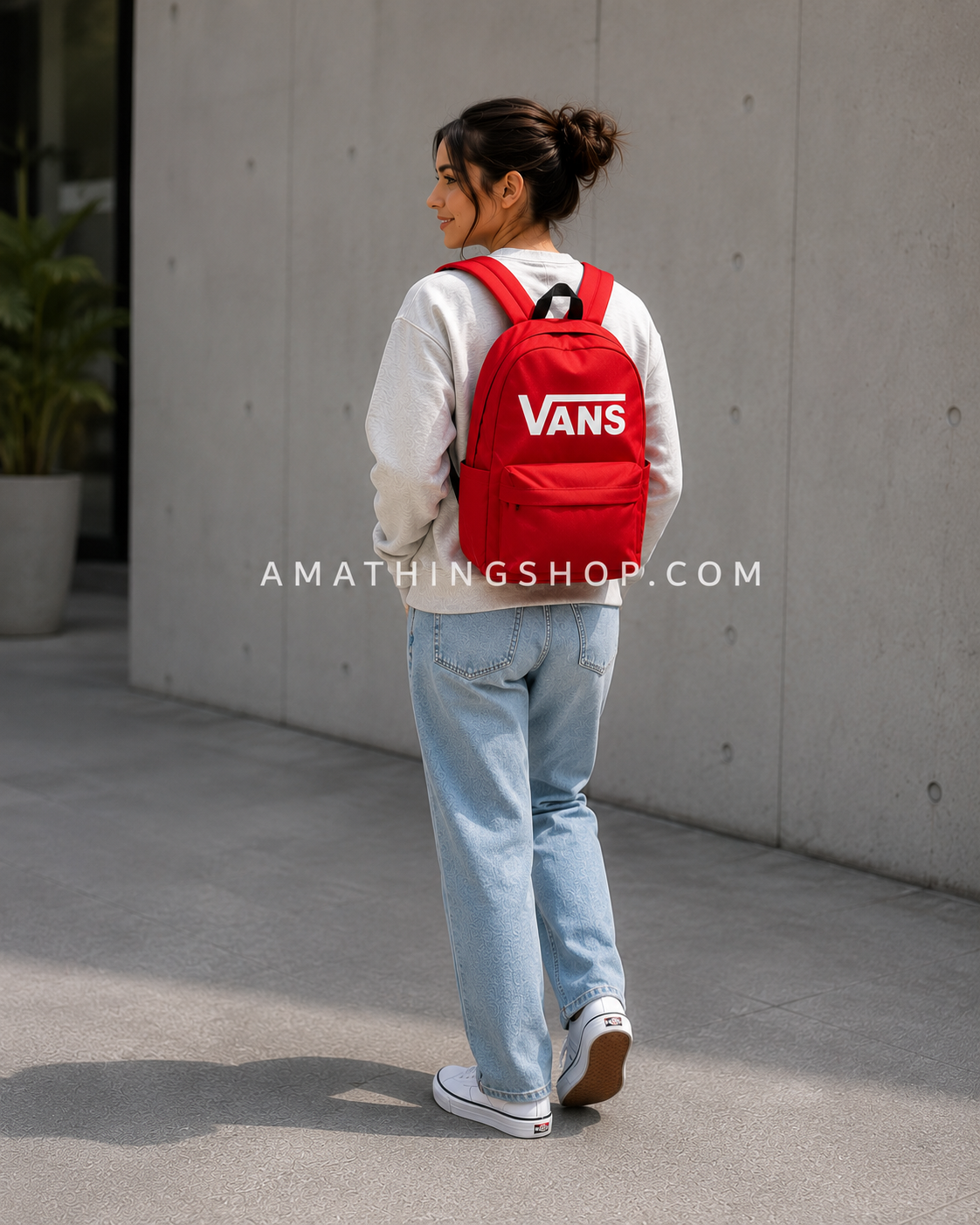 Mujer con mochila Vans Old Skool Print roja Racing Red 22L