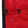 Detalle del bolsillo con cremallera de la mochila Nike Brasilia 9.5 roja