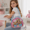 Niña llevando portameriendas Barbie rosa con correa azul para el colegio